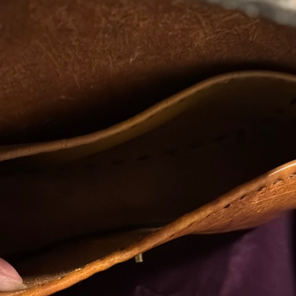 Classic Tan Handmade Leather Shoulder Bag with Brass Clasp - Picture 6 of 7